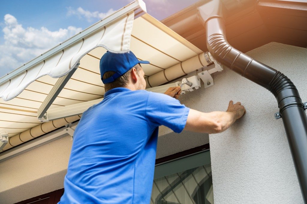 man installing screws