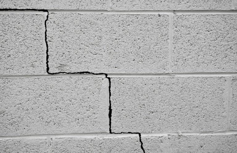 Earthquake damage on wall